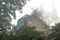 Hà Nội: Quán Karaoke Avatar phát hỏa giữa trời mưa