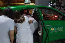 Nữ sản phụ được tài xế taxi đỡ đẻ ngay trên xe 