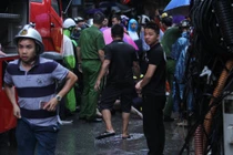 Hiện trường vụ cháy nhà 5 tầng cột khói bốc cao hàng chục mét