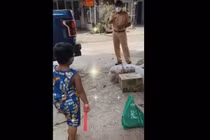 Về thăm con, Trung úy CSGT không dám vào nhà khiến nhiều người cảm động