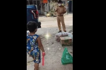 Về thăm con, Trung úy CSGT không dám vào nhà khiến nhiều người cảm động