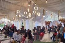 Quà cưới “bá đạo” của hội bạn thân khiến gia chủ “cười bò“