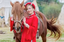 Vẻ đẹp yêu kiều của nữ sinh trường Đại học Kinh tế tài năng