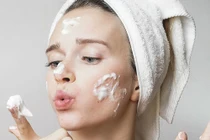 Da khô, kích ứng nếu chọn sữa rửa mặt có độ pH không đúng 