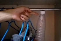 Treo chai nhựa vào tủ quần áo, mẹo vặt giúp loại bỏ mùi hôi