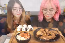 Bạn bè MisThy đau đầu trở thành "chuột bạch" của loạt món ăn quái dị