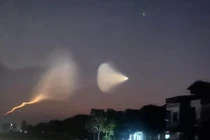 Vệt sáng lạ hình 'con sứa' xuất hiện trên bầu trời gây xôn xao