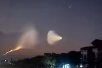 Vệt sáng lạ hình 'con sứa' xuất hiện trên bầu trời gây xôn xao