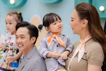 Ái nữ 2 tuổi không khác gì Đàm Thu Trang khi mặc vest