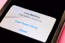 Vì sao iPhone cập nhật iOS mới thường tụt pin, sạc chậm