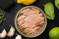 Có cần đun nóng thịt, cá hộp trước khi ăn để ngừa ngộ độc Botulinum?