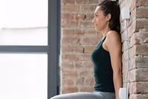 Bài tập đứng dựa vào tường 5 phút giúp giảm cân nhanh