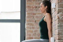 Bài tập đứng dựa vào tường 5 phút giúp giảm cân nhanh