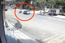 Vội vài giây, xe máy bị xe ưu tiên tông văng