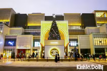 Giới trẻ thích thú check-in cây thông “khổng lồ” tại các trung tâm thương mại