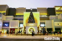 Giới trẻ thích thú check-in cây thông “khổng lồ” tại các trung tâm thương mại