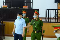 Ông Nguyễn Đức Chung nộp bệnh án và 85 bằng khen, giấy khen đến tòa án