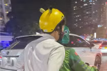 'Tóm gọn' cảnh Ngô Kiến Huy đi xe ôm, mũ Pikachu nổi nhất phố