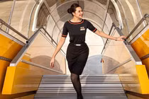 Dân tình xôn xao trước nhan sắc tiếp viên trưởng trẻ nhất Việt Nam