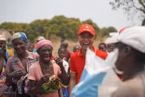 Quang Linh Vlogs: Từ chàng thợ xây đến “người hùng” lục địa đen