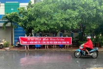 Nam sinh Thanh Hóa được bạn học cũ căng băng rôn cổ vũ khi thi lại tốt nghiệp