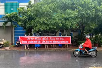 Nam sinh Thanh Hóa được bạn học cũ căng băng rôn cổ vũ khi thi lại tốt nghiệp