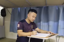 Ăn cơm độn sắn, chàng học trò người Mông xuống núi tìm chữ