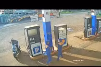 Người đàn ông nổi lòng tham, nhặt cục tiền rơi của nhân viên cây xăng