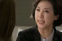 Đi làm về thấy ảnh cưới của hai vợ chồng vứt trong thùng rác