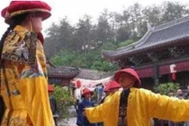 Hòa Thân sung sướng khoe Kỷ Hiểu Lam được ban “áo miễn tội chết”