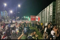 Băng qua đường sắt, người đàn ông bị tàu hàng tông nguy kịch ở Huế