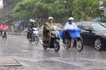 Dự báo thời tiết 10/5: Mưa giông tiếp tục hoành hành miền Bắc