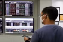 Vỡ nợ, dân tràn vào dinh thự tổng thống và thủ tướng tìm tiền