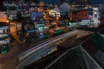 Ngôi nhà có những tia nắng xuyên qua kẽ lá