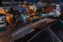 Ngôi nhà có những tia nắng xuyên qua kẽ lá