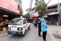 Người dân đổ về Phủ Tây Hồ 'vái vọng' trong ngày mùng 1