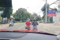 Đỗ xe giữa đường “buôn” chuyện, hai người phụ nữ khiến netizen bất lực