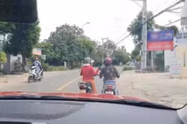 Đỗ xe giữa đường “buôn” chuyện, hai người phụ nữ khiến netizen bất lực