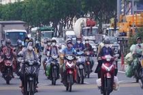 Đường phố TP HCM đông đúc trước giờ “G” siết chặt giãn cách