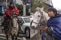 Chàng trai cưỡi ngựa hơn nửa năm về quê ăn Tết