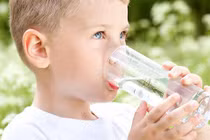 Lưu ý 3 thời điểm không nên cho trẻ uống nước vì cực hại sức khỏe