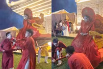 Tham dự show thời trang, TikToker Phạm Thoại ngã kiệu