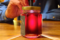 Mật ong tím tưởng đồ giả hoá ra đặc sản ở vùng đất này