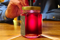 Mật ong tím tưởng đồ giả hoá ra đặc sản ở vùng đất này