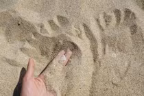  Sa mạc nhiều cát, sao không dùng để xây nhà?