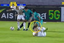 Video: Cầu thủ túm tóc, đạp thẳng vào đầu đối thủ sau va chạm