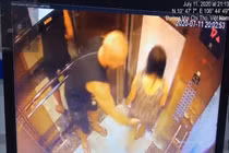 Lời kể của người phụ nữ bị vỗ mông trong thang máy ở TP.HCM