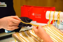 Vàng vượt 62 triệu, sôi sục cơn say mới, dân chơi bất chấp rủi ro