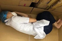 Chống dịch mệt mỏi, nữ điều dưỡng ngủ trên bìa carton gây xúc động