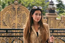 Rich kid Tiên Nguyễn khoe "bộ cánh" ăn nhập với bối cảnh